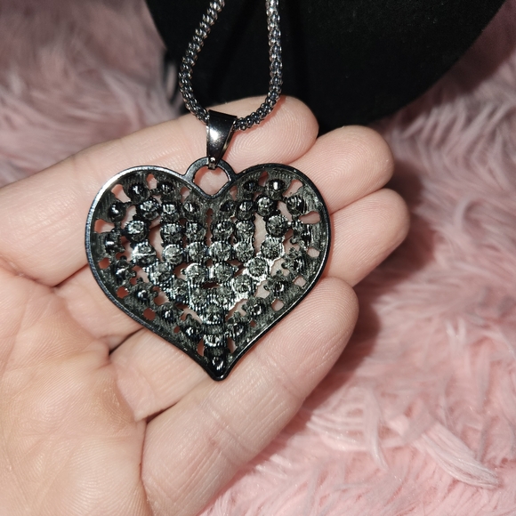 Beautiful gun metal and black gemstone heart necklace! NwOT! (G13) - Picture 3 of 5